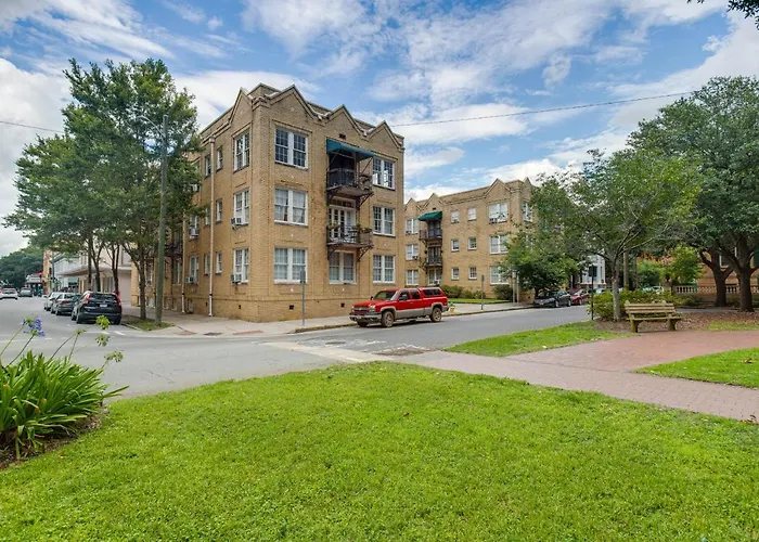 Walkable Savannah Escape In Historic District!