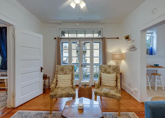 Walkable Savannah Escape In Historic District!